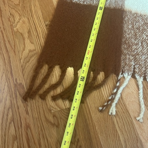 Urban Outfitters Fuzzy Blanket Scarf Wrap Brown Cream NWT - Picture 6 of 10